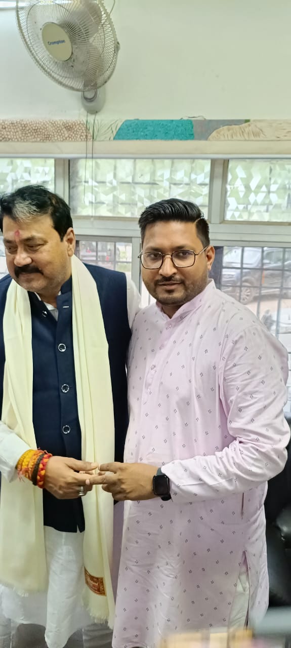 शेखपुरा खबर ( बिहार): शेखपुरा में बिहार सरकार के पर्यटन मंत्री  एवं शेखपुरा जिला के प्रभारी मंत्री श्री राजू सिंह का अंग वस्त्र देकर अभिनंदन किया गया..