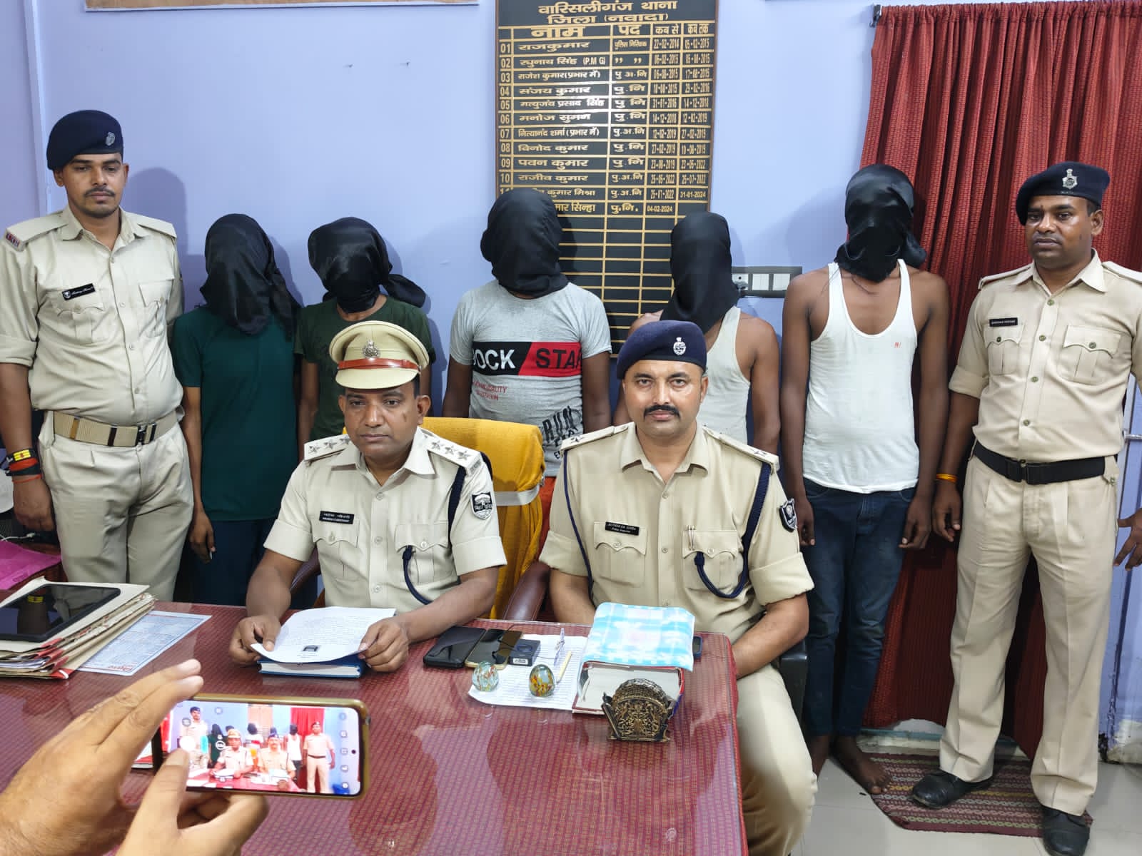 नवादा खबर : वारसलीगंज के पैगरी गांव में हुई छापेमारी, पांच साइबर, बदमाश गिरफ्तार, मोबाइल और डाटा शीट बरामद। रिपोर्ट संजय वर्मा का।