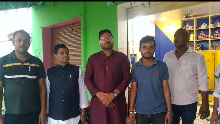 शेखपुरा खबर : बीती रात सिरारी जय मंगल रोड स्थित शुभ लाभ ज्वेलर्स की दुकान में अज्ञात चोरों ने ताला तोड़कर भारी मात्रा में आभूषणों की चोरी की.. शेखपुरा से तरुण कुमार की रिपोर्ट.. बिहार स्टेट हेड.. News published by :ncfbnews. Com..