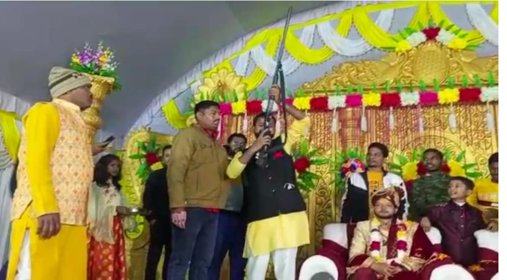 उत्तर प्रदेश रायबरेली की ख़बरें : मंगनी कार्यक्रम में हुई हर्ष फायरिंग, वीडियो वायरल होने के बाद पुलिस मे मचा हड़कंप,.. सुमित चौधरी प्रधान संपादक.. News published by :ncfbnews. Com.. Location: Uttar Pradesh Raebareli..