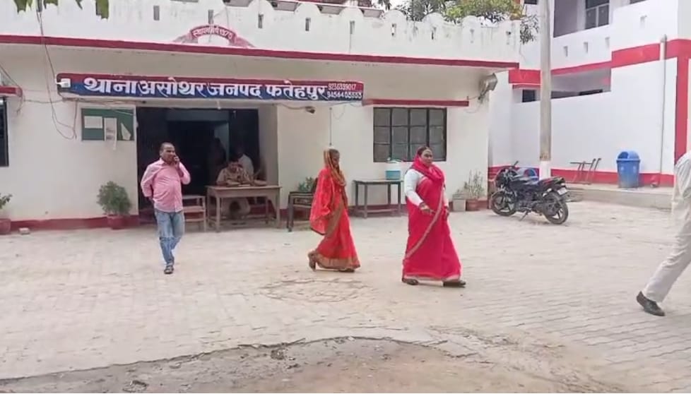 उत्तर प्रदेश( फतेहपुर खबर): महिला ने पति पर दूसरी शादी और जमीन हड़पने का लगाया आरोप, भरण पोषण की राशि भी नहीं मिली…. सुमित चौधरी प्रधान संपादक…. News published by: ncfbnews. Com..
