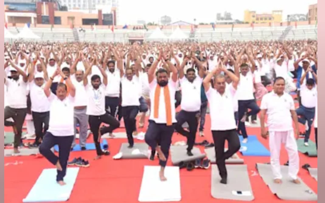 अंतर्राष्ट्रीय योग दिवस : पटना में अंतर्राष्ट्रीय योग दिवस पर भव्य आयोजन, स्वास्थ्य मंत्री मंगल पांडे उपमुख्यमंत्रियों ने लिया योगाभ्यास में भाग… पटना से तरुण कुमार की रिपोर्ट, बिहार स्टेट हेड.. News published by :ncfbnews. Com. location:patna Bihar.