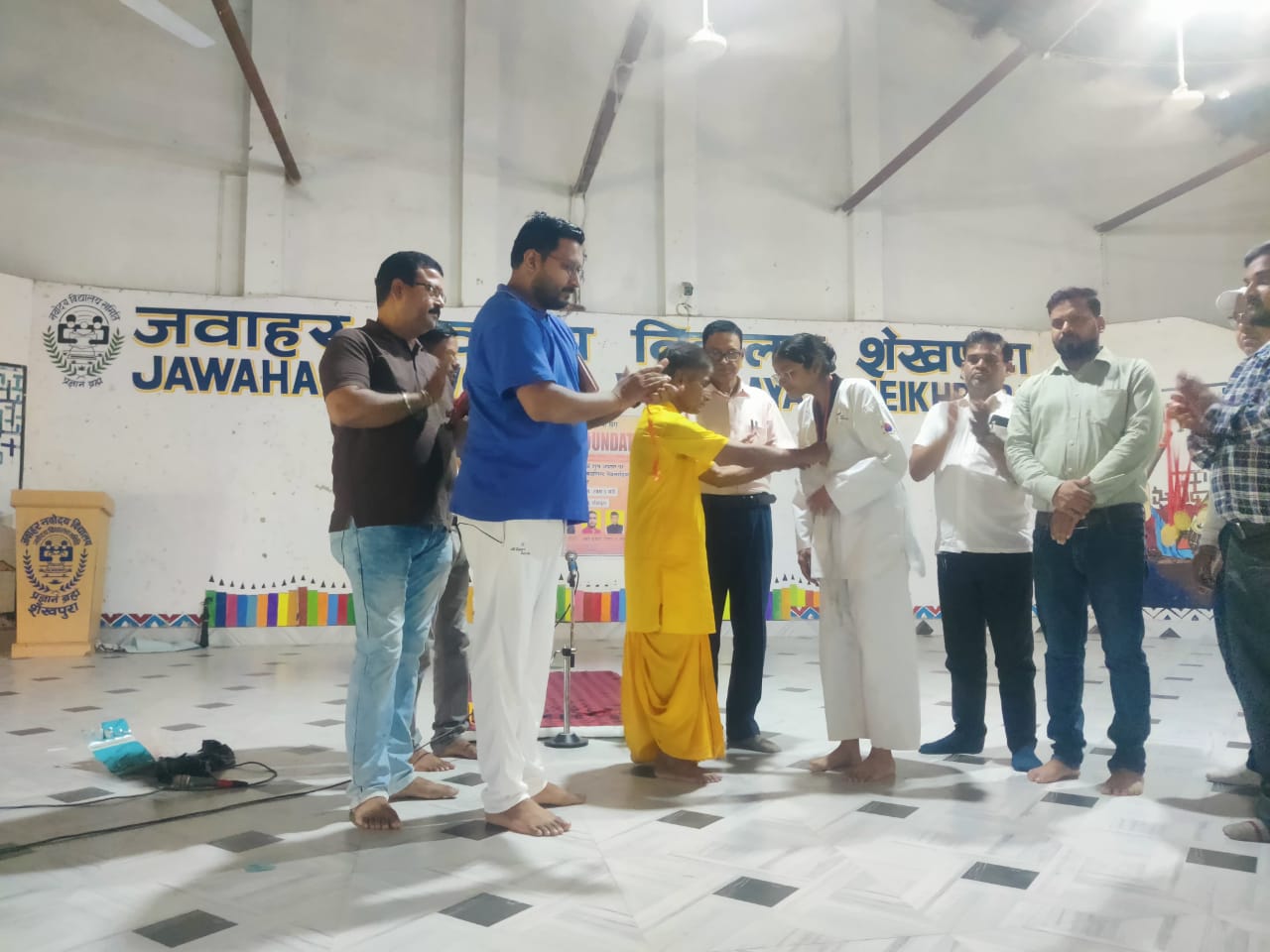 शेखपुरा खबर: अंतर्राष्ट्रीय योग दिवस के उपलक्ष में आयोजित योगाभ्यास कार्यक्रम के उपरांत हमारा अखंड भारत सोसाटल फाउंडेशन के सूजन से मेडलिस्ट खिलाड़ियों का भव्य स्वागत… न्यूज़ तरुण कुमार बिहार हेड, news published by :ncfbnews. Com.. Location: Sheikhpura..