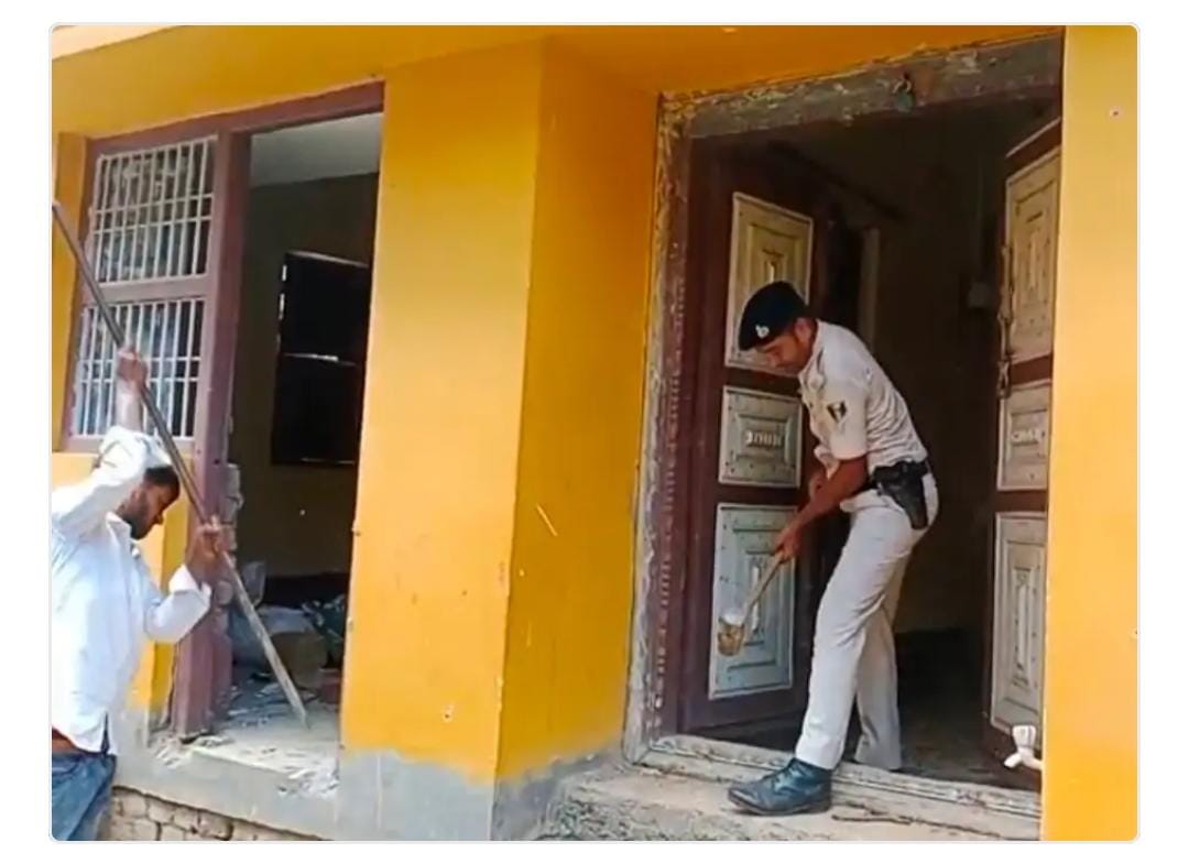 शेखपुरा खबर: बीएसएफ की महिला कांस्टेबल से 14 लाख की ठगी, शेखपुरा में यौन शोषण के आरोपी के घर कुर्की की गई.. शेखपुरा से तरुण कुमार की रिपोर्ट बिहार स्टेट हेड.. News published by:ncfbnews. Com.. Location: Sheikhpura, Bihar..