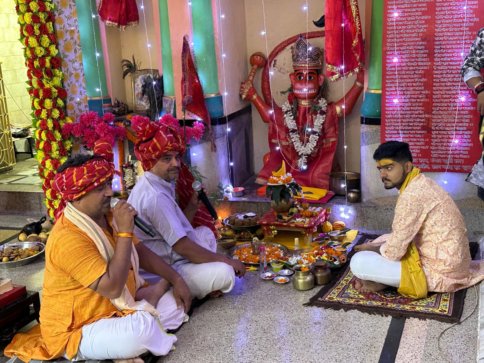 बरबीघा शेखपुरा खबर: बागेश्वर धाम के धीरेंद्र कृष्ण शास्त्री का जन्मोत्सव बड़ा धूमधाम के साथ मनाया गया, इस कार्यक्रम में सुंदरकांड और हरि कीर्तन का भी आयोजन किया गया, सैकड़ो श्रद्धालु हुए शामिल. बरबीघा से तरुण कुमार की रिपोर्ट, बिहार स्टेट हेड.. News published by :ncfbnews. Com. Location: barbigha Sheikhpura.