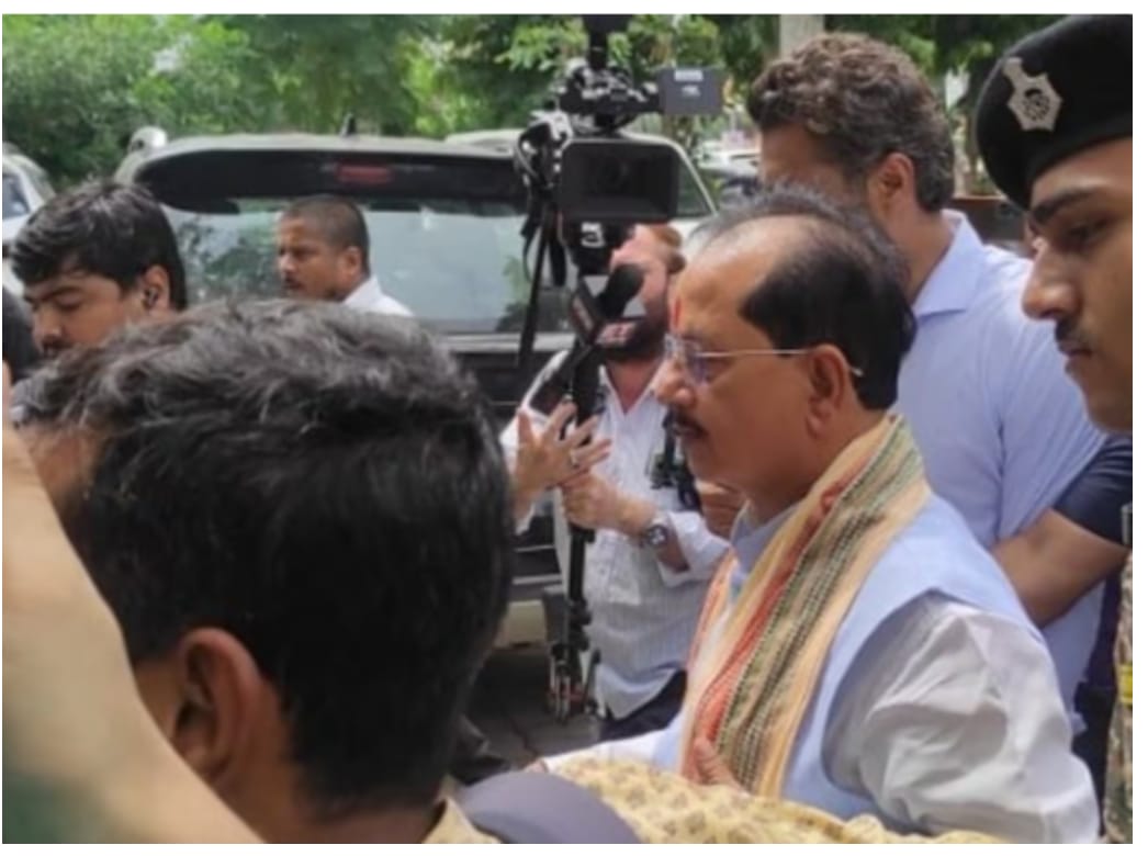 पटना खबर: अपराधियों की पहचान हो गई है, पाताल से भी खींच कर निकाल लेंगे, गोपाल खेमका केस में विजय सिंन्हा का दावा। पटना से तरुण कुमार की रिपोर्ट बिहार स्टेट हेड। News published by: ncfbnews. Com.. Location :Patna:.